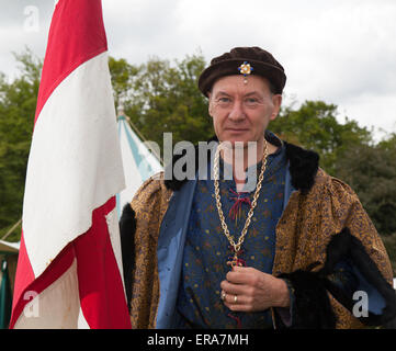 Hoghton, Lancashire, England, 30. Mai 2015. Mark Harrison, von Ashton-under-Lyne am Krieg der Rosen Re-enactment von Sir John Saviles Haushalt und aus dem 15. Jahrhundert. Hoghton Turm Preston verwandelt mit lebendiger Geschichte zeigt der Handwerker, Soldaten und Alltag aus der Zeit von Elizabeth Woodville (die Weiße Königin) und Richard III. als die Cousins Krieg oder Krieg der Rosen bekannt war die dynastischen Kampf zwischen der königlichen Haushalten von York und Lancaster, die ihr Recht auf Ihre Links zu die usurpierte Edward III. zu Regel behauptete Stockfoto