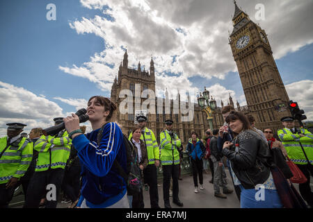 London, UK. 30. Mai 2015. Protest gegen Sparpolitik auf Westminster Bridge Kredit: Guy Corbishley/Alamy Live-Nachrichten Stockfoto