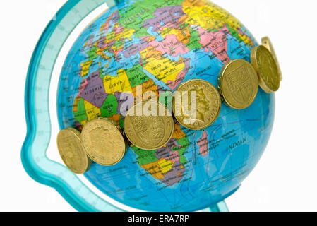 Pfund-Münzen um den Äquator des Geld Spielzeugkiste Globus angeordnet. Stockfoto