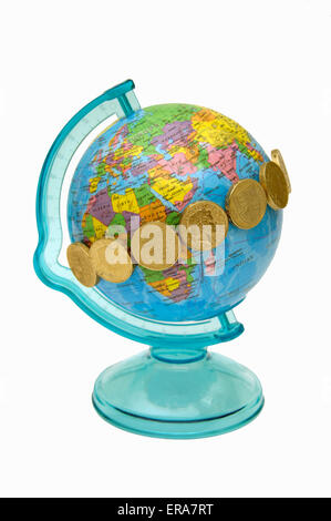 Pfund-Münzen um den Äquator des Geld Spielzeugkiste Globus angeordnet. Stockfoto