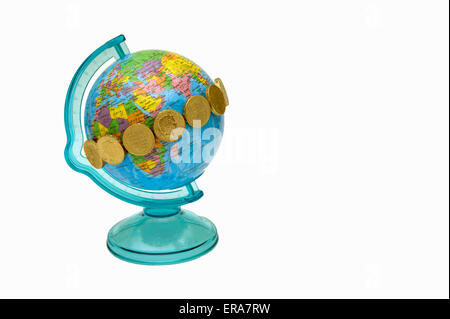 Pfund-Münzen um den Äquator des Geld Spielzeugkiste Globus angeordnet. Stockfoto