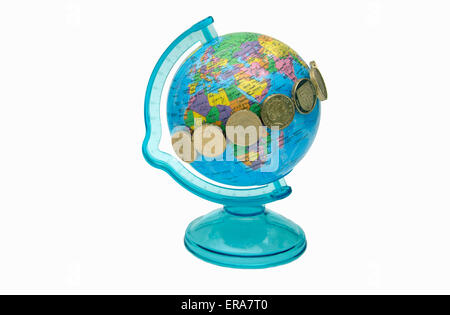 Pfund-Münzen um den Äquator des Geld Spielzeugkiste Globus angeordnet. Stockfoto