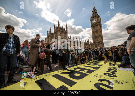 London, UK. 30. Mai 2015. Protest gegen Sparpolitik auf Westminster Bridge Kredit: Guy Corbishley/Alamy Live-Nachrichten Stockfoto