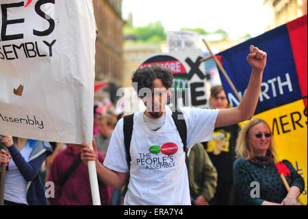 Bristol, UK. protestieren Sie 30. Juni 2015 Hunderte gegen Sparmaßnahmen in Bristol, nach die neu gewählte konservative Regierung Pläne für weitere Sozialabbau in den letzten Thronrede. Bereits im Mai, die mehr als tausend Demonstranten durch Bristol gegen der konservativen Regierung geplanten £12billion der Wohlfahrt zu demonstrieren marschiert hatte schneidet. Bildnachweis: Jonny White/Alamy Live-Nachrichten Stockfoto