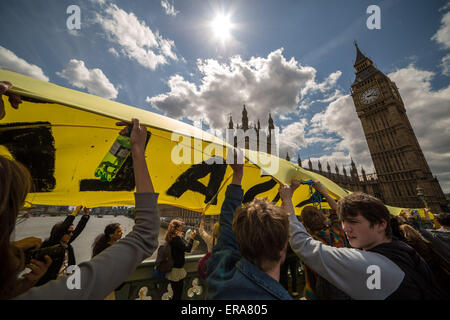 London, UK. 30. Mai 2015. Protest gegen Sparpolitik auf Westminster Bridge Kredit: Guy Corbishley/Alamy Live-Nachrichten Stockfoto