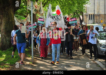 Bristol, UK. protestieren Sie 30. Juni 2015 Hunderte gegen Sparmaßnahmen in Bristol, nach die neu gewählte konservative Regierung Pläne für weitere Sozialabbau in den letzten Thronrede. Bereits im Mai, die mehr als tausend Demonstranten durch Bristol gegen der konservativen Regierung geplanten £12billion der Wohlfahrt zu demonstrieren marschiert hatte schneidet. Bildnachweis: Jonny White/Alamy Live-Nachrichten Stockfoto