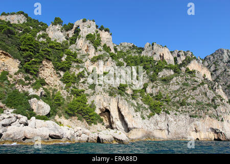 Ein Bogen und Höhlen an der Küste von Capri Insel, Italien Stockfoto