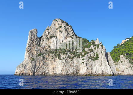 Stella, einer der Faraglioni Sea Stacks vor der südöstlichen Küste der Insel Capri, Italien, vom Wasser aus gesehen Stockfoto