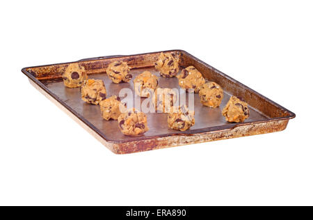 Hausgemachte Schokolade und Butterscotch Chip und Haferflocken Cookies Teigkugeln auf einer Pfanne bereit, isoliert auf weiss gebacken werden Stockfoto