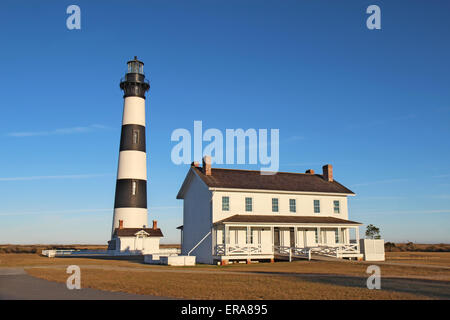 Bodie Island Leuchtturm und des Halters Viertel am Cape Hatteras National Seashore gegen ein strahlend blauer Himmel Stockfoto