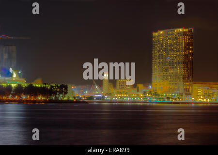 HDR-Bild auf eine partielle Skyline von San Diego, Kalifornien betrachtet aus dem Wasser in der Nähe von Embarcadero Marina nach Sonnenuntergang Stockfoto