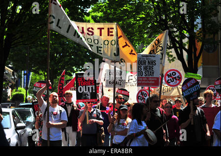 Bristol, UK. protestieren Sie 30. Juni 2015 Hunderte gegen Sparmaßnahmen in Bristol, nach die neu gewählte konservative Regierung Pläne für weitere Sozialabbau in den letzten Thronrede. Bereits im Mai, die mehr als tausend Demonstranten durch Bristol gegen der konservativen Regierung geplanten £12billion der Wohlfahrt zu demonstrieren marschiert hatte schneidet. Bildnachweis: Jonny White/Alamy Live-Nachrichten Stockfoto