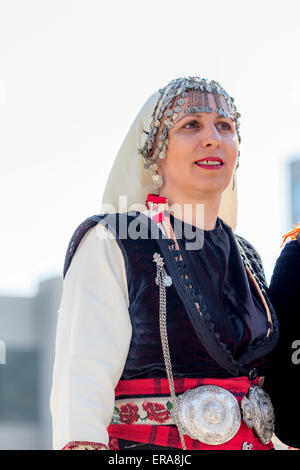 Weibliche bulgarischen Folklore Tänzerin während der traditionellen Folklore Festival" 1000 Trachten' posing Stockfoto