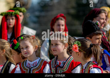 Junge bulgarische Kinder in Folklore Kostüme während der traditionellen Folklore Festival" 1000 Trachten' Stockfoto