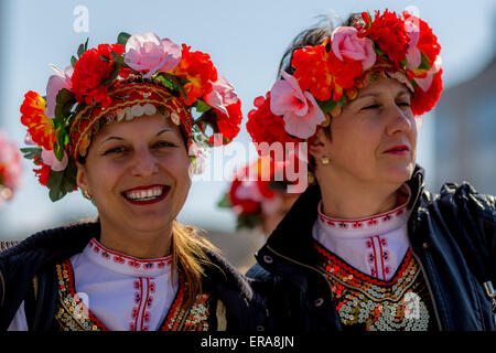 Weibliche bulgarischen Folklore Tänzer lächelnd während der traditionellen Folklore Festival" 1000 Trachten' Stockfoto