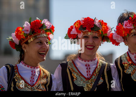 Weibliche bulgarischen Folklore Tänzer lächelnd und während der traditionellen Folklore Festival" 1000 Trachten' posing Stockfoto