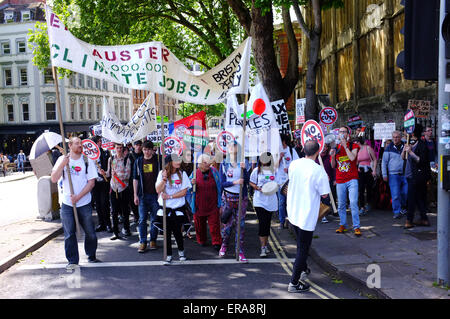 Bristol, UK. protestieren Sie 30. Juni 2015 Hunderte gegen Sparmaßnahmen in Bristol, nach die neu gewählte konservative Regierung Pläne für weitere Sozialabbau in den letzten Thronrede. Bereits im Mai, die mehr als tausend Demonstranten durch Bristol gegen der konservativen Regierung geplanten £12billion der Wohlfahrt zu demonstrieren marschiert hatte schneidet. Bildnachweis: Jonny White/Alamy Live-Nachrichten Stockfoto