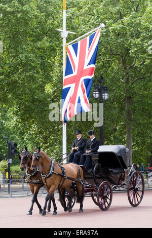 Pferdekutsche Kutsche mit Union Jack-Flagge auf einem Trainingslauf für Trooping die Farbe in London England Stockfoto
