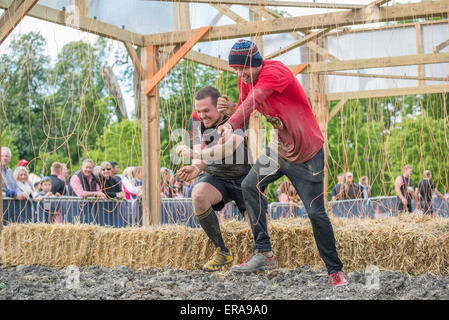 Viel Spaß bei der Midlands Tough Mudder Veranstaltung, Boughton House, Kettering, 31. Mai 2015. Stockfoto