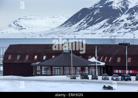 Das Universitätszentrum in Svalbard (UNIS) ist in Longyearbyen auf Spitzbergen-Island, Norwegen, 10. April 2015 abgebildet. Das Universitätszentrum, effektiv ein Zweig der Universitäten von Oslo, Bergen und Tromsø, forscht und bietet eine Ausbildung in der arktischen Forschung und Technologie. Unterricht in arktischen Geologie und arktischer Geophysik begann im Jahre 1993. Die Studierenden sind in erster Linie aus Norwegen, Deutschland, Russland und anderen EU-Staaten. UNIS unterhält einen eigenen Fuhrpark und Rüstkammer, Dozenten und Studenten Feldforschung in der Arktis zu betreiben lassen. Foto: Jens Büttner / Stockfoto