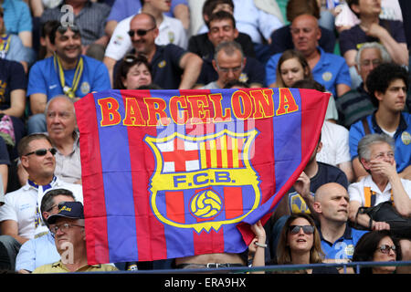 Verona, Italien. 30. Mai 2015. Hellas Verona Fans mit Barcelona F.C.B. Flagge während der italienischen Serie A Fußball Spiel zwischen Verona und Juventus FC am Samstag, 30. Mai 2015 Bentegodi Stadium. Bildnachweis: Andrea Spinelli/Alamy Live-Nachrichten Stockfoto