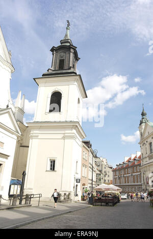 Blauer Himmel Porträt barocken Glockenturm St Jack Kirche in Richtung Kirche des Heiligen Geistes, Freta Straße, Neustadt, Warschau, Polen Stockfoto