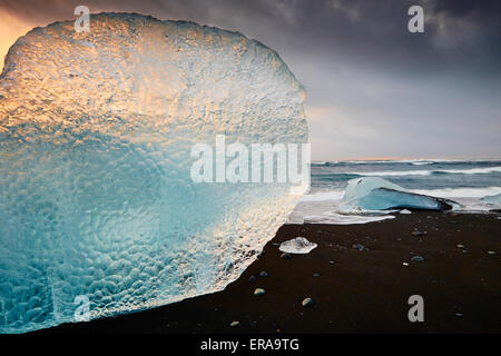 Eisberge an der schwarze Vulkanstrand nahe Gletscherlagune Jökulsárlón, South East Island gespült. Stockfoto