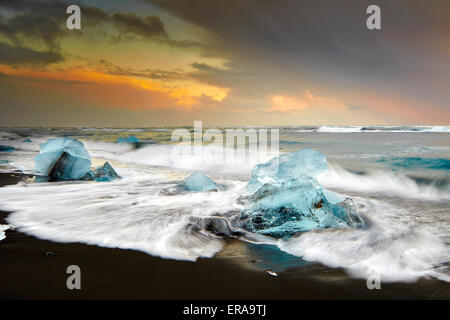 Eisberge an der schwarze Vulkanstrand nahe Gletscherlagune Jökulsárlón, South East Island gespült. Stockfoto