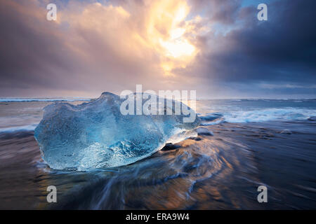 Wal geformt Eisberg aus Gletscherlagune Jökulsárlón, angespült vulkanischen Strand, Süd-Ost-Island in der Nähe Stockfoto