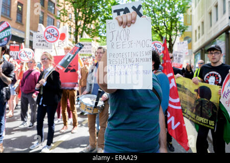 Bristol, UK. 30. Mai 2015. Ein Demonstrant abgebildet ist, mit einem Schild auf MP Jacob Rees Mogg, der sagte, dass die Demonstranten Demokratie akzeptieren. Der Protest gegen Sparpolitik in Bristol wurde von der Menschen Versammlung gegen Sparmaßnahmen organisiert. Bildnachweis: Lynchpics/Alamy Live-Nachrichten Stockfoto