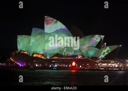 Das Festival Vivid Sydney 2015 Music, Lights and Ideas findet vom 22. Mai 2015 bis 8. Juni statt. Hier wurden immersive Lichtprojekte auf den Segeln des Sydney Opera House im Hafen von Sydney, NSW, Australien gezeigt Stockfoto