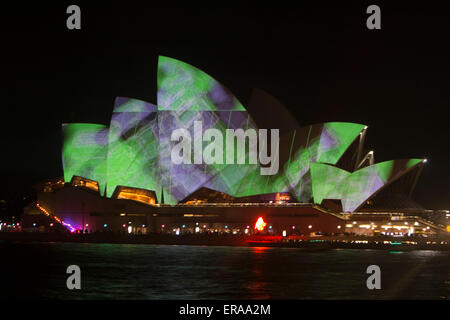 Das Festival Vivid Sydney 2015 Music, Lights and Ideas findet vom 22. Mai 2015 bis 8. Juni statt. Hier wurden immersive Lichtprojekte auf den Segeln des Sydney Opera House im Hafen von Sydney, NSW, Australien, gezeigt Stockfoto