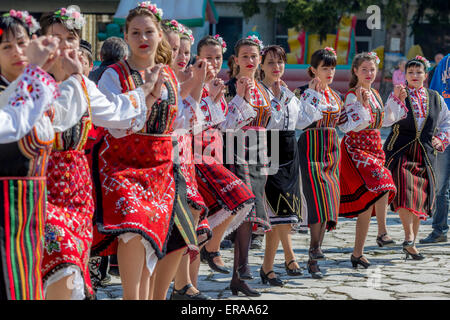 Weibliche bulgarischen Folklore Tänzer spielen Reigen während der traditionellen Folklore Festival "1000 Trachten Stockfoto