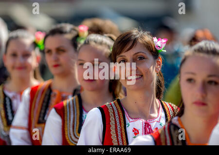 Weibliche bulgarischen Folklore Tänzer während der traditionellen Folklore Festival" 1000 Trachten' Stockfoto