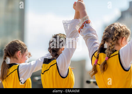 Weibliche bulgarischen Folklore Tänzer halten sich an den Händen während einer Round Dance Stockfoto