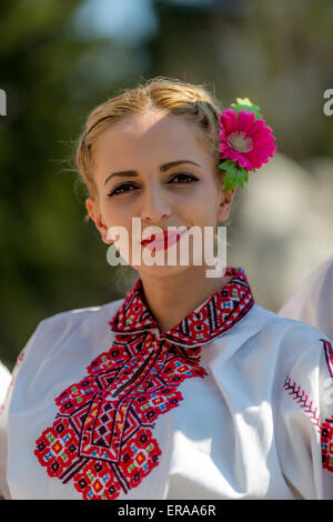 Weibliche bulgarischen Folklore Tänzerin während der traditionellen Folklore Festival" 1000 Trachten' posing Stockfoto