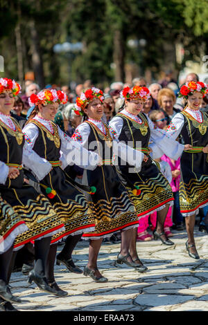 Weibliche bulgarischen Folklore Tänzerinnen Round Dance während der traditionellen Folklore Festival" 1000 Trachten' Stockfoto