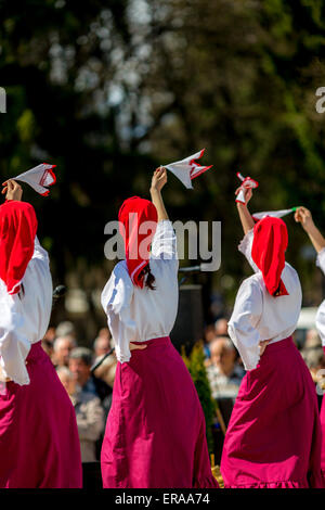 Weibliche bulgarischen Folklore Tänzer während der traditionellen Folklore Festival" 1000 Trachten' Stockfoto