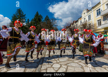 Weibliche bulgarischen Folklore Tänzer spielen Reigen während der traditionellen Folklore Festival "1000 Trachten Stockfoto