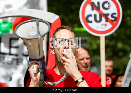 Bristol, UK. 30. Mai 2015. Ein Demonstrant abgebildet ist, nehmen Teil an dem Marsch und Demonstration in Bristol, der Protest wurde von der Volksrepublik Versammlung gegen Sparpolitik organisiert. Bildnachweis: Lynchpics/Alamy Live-Nachrichten Stockfoto