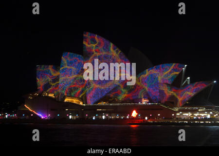 Das Opernhaus von Sydney wird während des Vivid Sydney Lichtfestivals beleuchtet. Das Vivid Sydney 2015 Music, Lights and Ideas Festival findet vom 22. Mai 2015 bis 8. juni in einer Reihe von Stadtteilen in Sydney in NSW, Australien statt Stockfoto