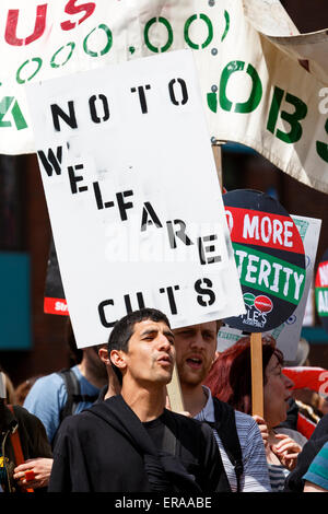 Bristol, UK. 30. Mai 2015. Plakat mit Demonstranten sind abgebildet, Teilnahme an der Demonstration und Demonstration in Bristol, der Protest wurde von der Volksrepublik Versammlung gegen Sparpolitik organisiert. Bildnachweis: Lynchpics/Alamy Live-Nachrichten Stockfoto