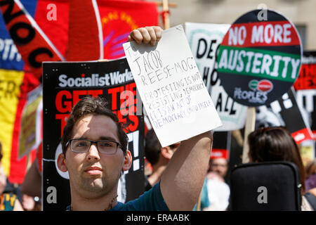 Bristol, UK. 30. Mai 2015. Ein Demonstrant abgebildet ist, mit einem Schild auf MP Jacob Rees Mogg, der sagte, dass die Demonstranten Demokratie akzeptieren. Der Protest gegen Sparpolitik in Bristol wurde von der Menschen Versammlung gegen Sparmaßnahmen organisiert. Bildnachweis: Lynchpics/Alamy Live-Nachrichten Stockfoto