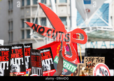 Bristol, UK. 30. Mai 2015. Demonstranten, die gegen Sparpolitik Plakate und Banner sind abgebildet, Teilnahme an einem Marsch gegen Sparpolitik und Demonstration in Bristol, der Protest wurde von der Volksrepublik Versammlung gegen Sparpolitik organisiert. Bildnachweis: Lynchpics/Alamy Live-Nachrichten Stockfoto