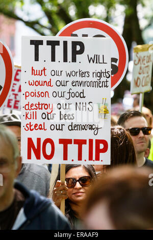 Bristol, UK. 30. Mai 2015. Ein Demonstrant hält ein Anti TTIP Plakat bei einem Protest gegen Sparpolitik in Bristol abgebildet ist, der Protest wurde von der Volksrepublik Versammlung gegen Sparpolitik organisiert. Bildnachweis: Lynchpics/Alamy Live-Nachrichten Stockfoto