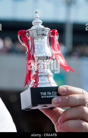 Wembley, London, UK. 30. Mai 2015. Fans bei Laune sammeln vor der 2015 FA Cup final Showcase im Wembley-Stadion zwischen Aston Villa und Arsenal FC. Aston Villa zielen darauf ab, den FA Cup zum ersten Mal seit 1957 Credit gewinnen werden: Amer Ghazzal/Alamy Live-Nachrichten Stockfoto