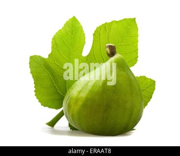 Feigen mit Blatt isoliert auf weiss Stockfoto