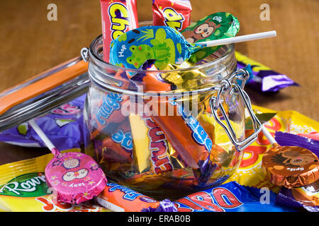 Kinder Süßigkeiten in einem Glas. Stockfoto