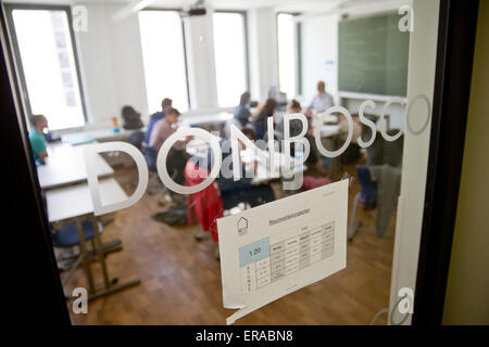 Würzburg, Deutschland. 18. Mai 2015. Blick auf den Schriftzug "Don Bosco" an der Tür eines Klassenzimmers der Don-Bosco-Berufsschule (Don-Bosco-Berufsschule) in Würzburg, Deutschland, 18. Mai 2015. Der Berufsschule für Schülerinnen und Schüler mit sonderpädagogischem Förderbedarf ist der einzige in Bayern, nominiert für den Schulpreis (lit.) Auszeichnung der Schule) 2015. Foto: Daniel Karmann/Dpa/Alamy Live News Stockfoto