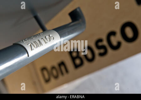 Würzburg, Deutschland. 18. Mai 2015. Schriftzug in Braille-Schrift, die liest "Zum 1. OG' (lit.) In der 1. Stock) auf einer Treppe-Schiene der Don-Bosco-Berufsschule (Don-Bosco-Berufsschule) in Würzburg, Deutschland, 18. Mai 2015 ersichtlich. Der Berufsschule für Schülerinnen und Schüler mit sonderpädagogischem Förderbedarf ist der einzige in Bayern, nominiert für den Schulpreis (lit.) Auszeichnung der Schule) 2015. Foto: Daniel Karmann/Dpa/Alamy Live News Stockfoto